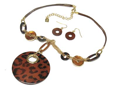 Animal pattern round disk pendant t-shape necklace and earring set