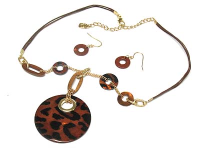 Animal pattern round disk pendant t-shape necklace and earring set