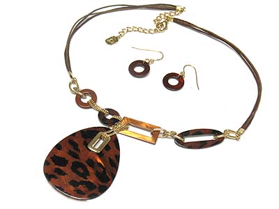 Animal pattern oval disk pendant t-shape necklace and earring set