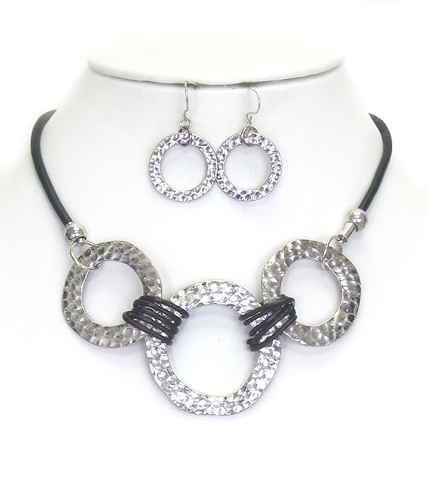 Triple metal ring link cord necklace set