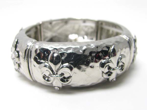 Fleur de lis hammered metal stretch bracelet