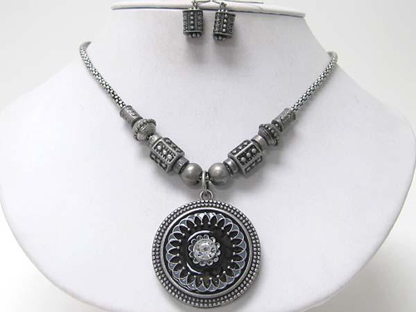 Antique style metal art deco round pendant necklace earring set