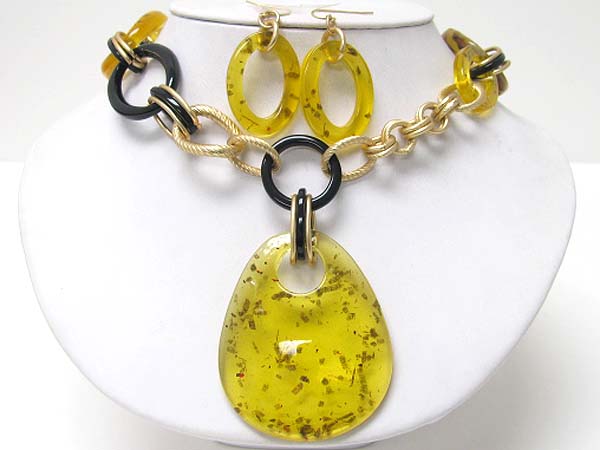 Natural looking regin ring and pendant link necklace and earring set?