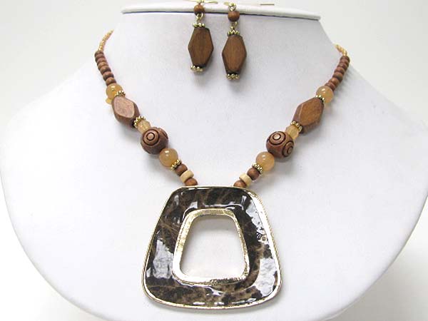 Acryl art pendant mixed woods necklace and earring set?