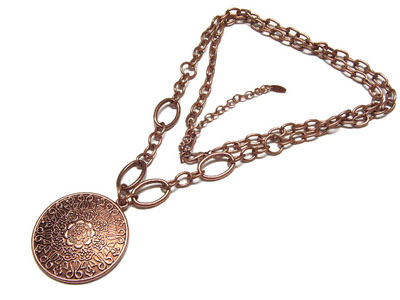 Filegree round metal pendant and lonf metal chain necklace