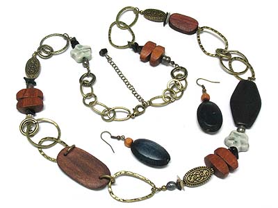 Multi shape wood deco and metal chain necklace and earring set 