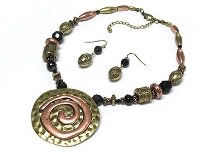 Metal hammered round disk pendant necklace and earring set 