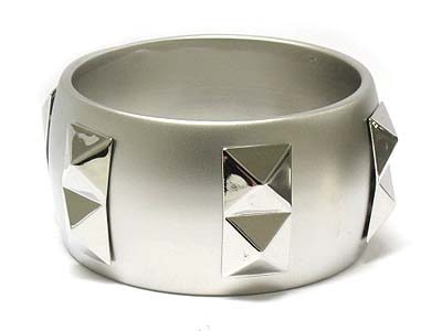 Metal 2 row nailed pattern bangle