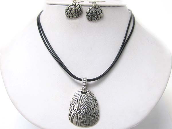 Texture metal art deco pendnt necklace earring set