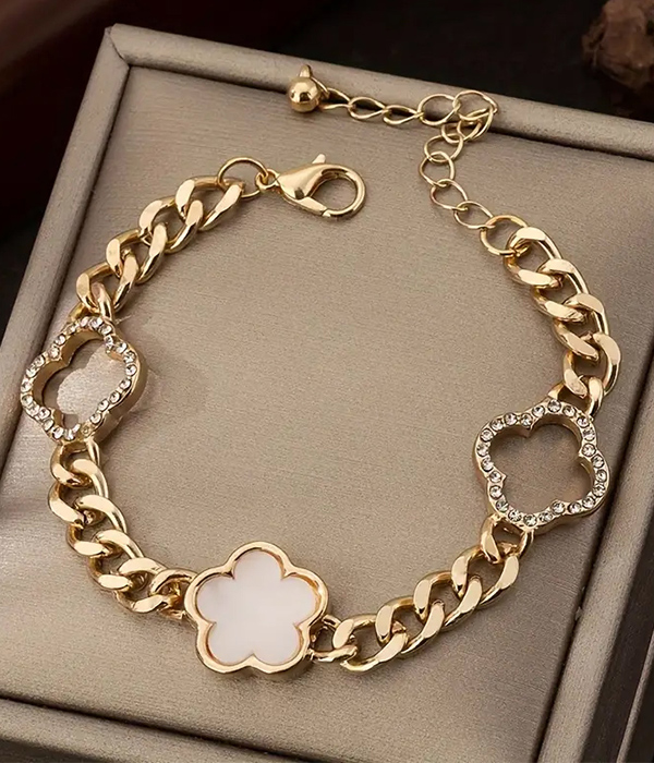 Quatrefoil and chunky chain bracelet