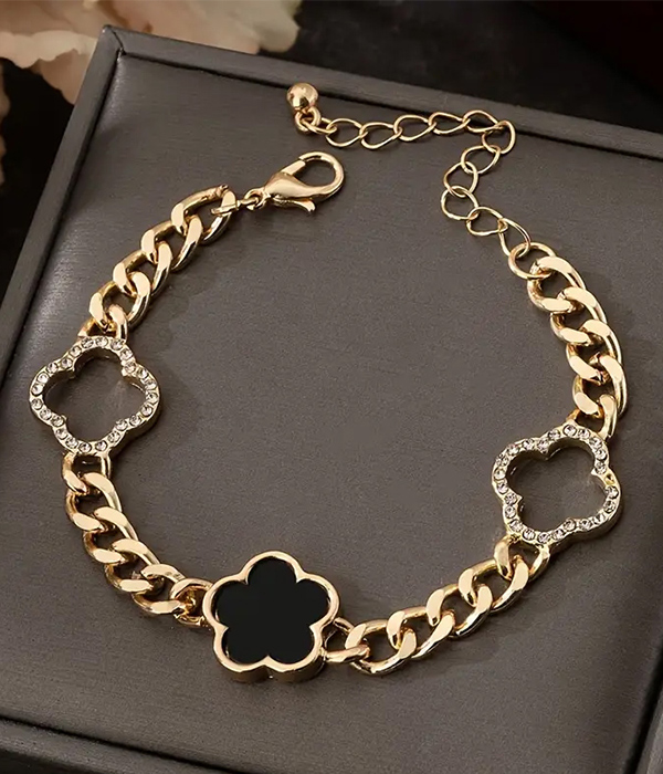 Quatrefoil and chunky chain bracelet