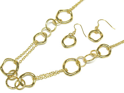 Uneven ring and chain linked necklace set