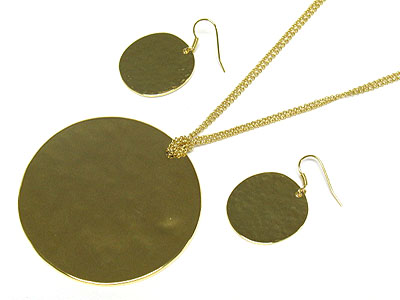 Large metal disk and chain necklace set