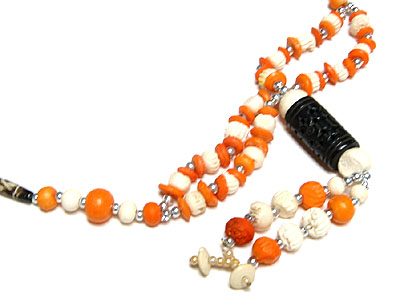 Dyed wood beads necklace