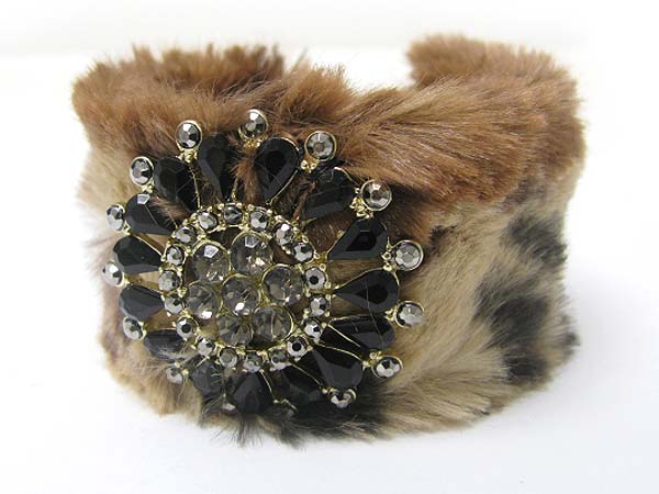 Crystal round medal deco fur cuff bangle