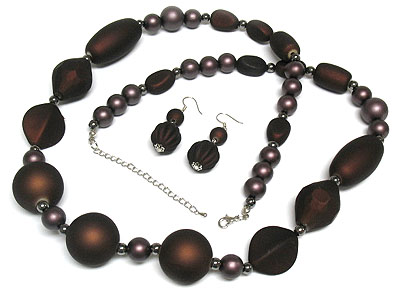 Synthetic rubber ball and sim pearl necklace set