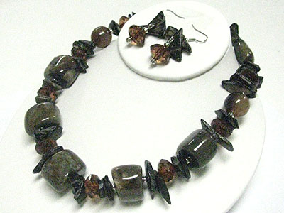 Natural chip stone and ceramic cube necklace earring set