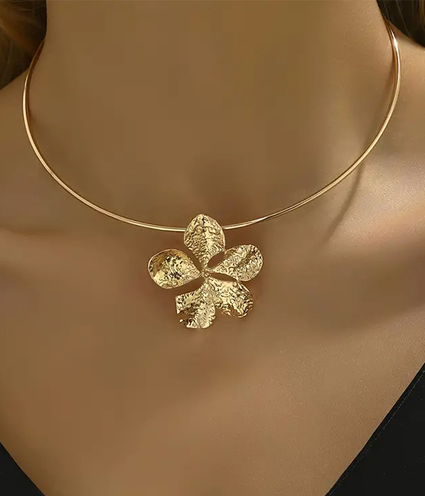 Flower pendant metal collar necklace