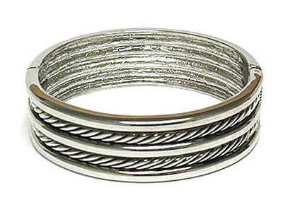 Double rope pattern metal hinge bangle