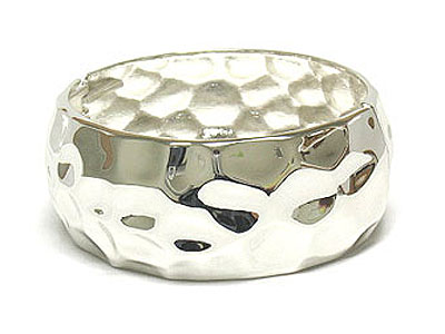 Embossed pattern metal hinge bangle