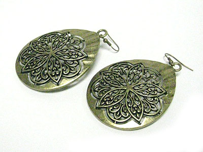 Metal flower deco disk earring