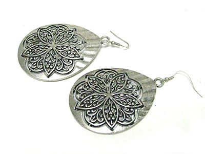 Metal flower deco disk earring