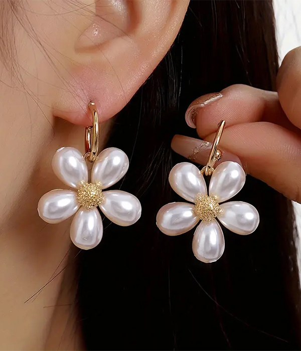 Pearl flower earring