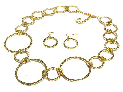 Multi round metal link necklace set