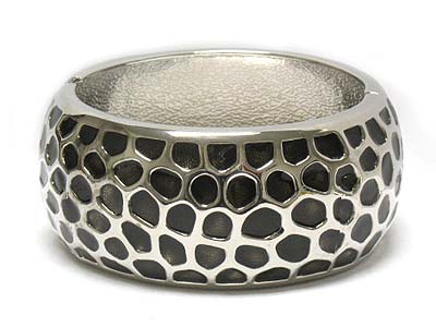 Metal and epoxy cover hammered pattern hinge bangle