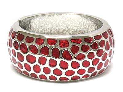 Metal and epoxy cover hammered pattern hinge bangle