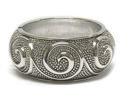 Antique style pattern metal hinge bangle