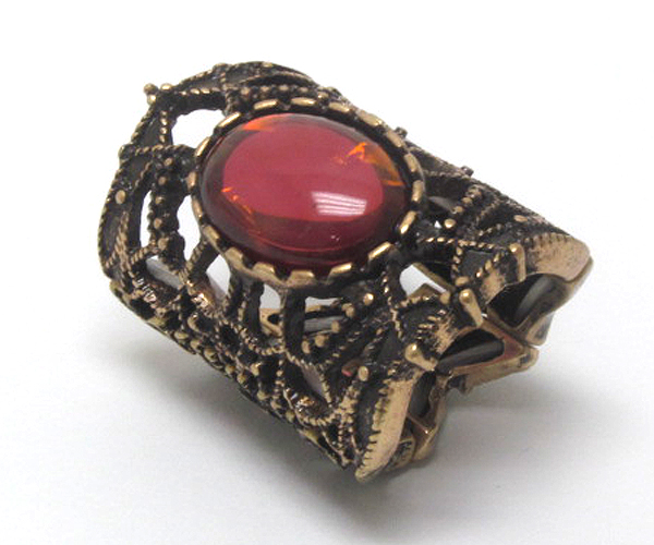 Metal filigree and stone deco stretch ring