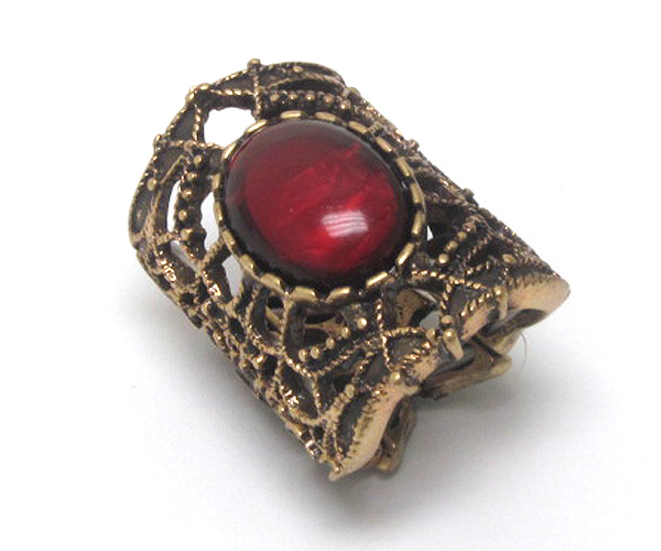 Metal filigree and stone deco stretch ring