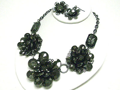 Multi metallic stone flower and chain link neckalce set