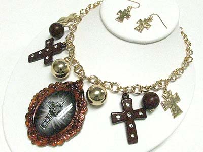 Cross cameo and multi cross pendant chain neckalce set