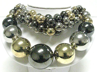 Multi size metal ball necklace