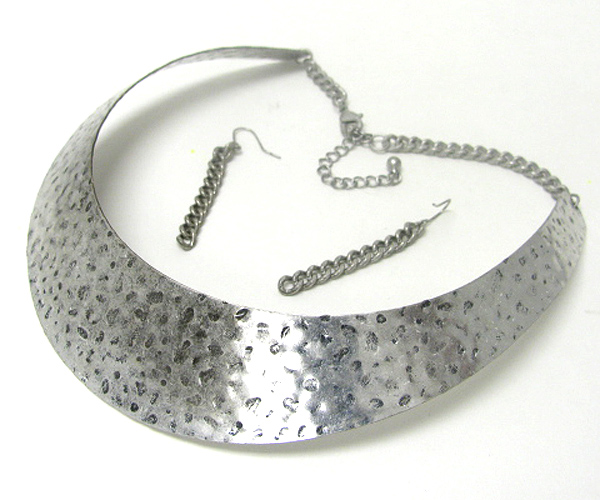 Hammered metal wide metal choker set