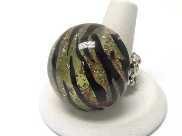 Animal skin pattern puffy glass round stone stretch ring?