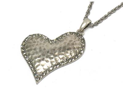 Crystal side deco heart pendant necklace 