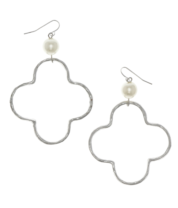 Hammered metal quatrefoil and pearl earring