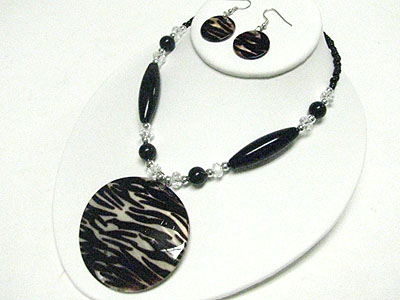 Zebra pattern round disk neckalce set