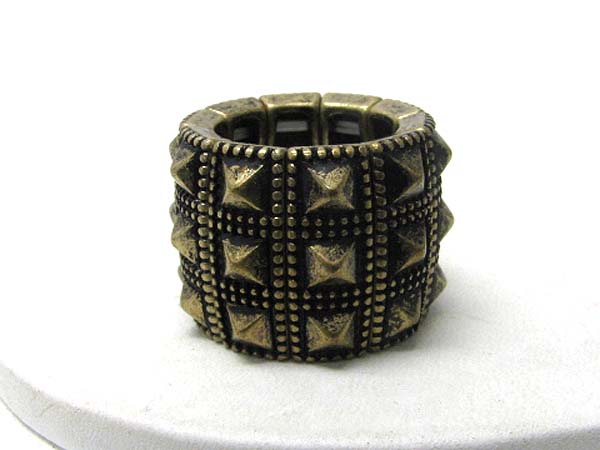 Low spike metal stretch ring