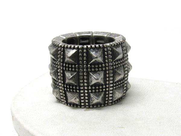 Low spike metal stretch ring