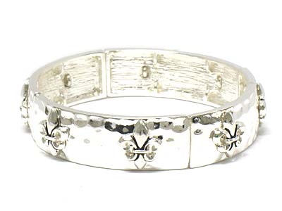 Fleur de lis pattern hammered metal stretch bangle