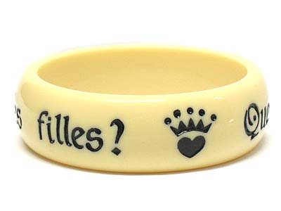 Designer style acryl message bangle - que serait le monde sans les filles?