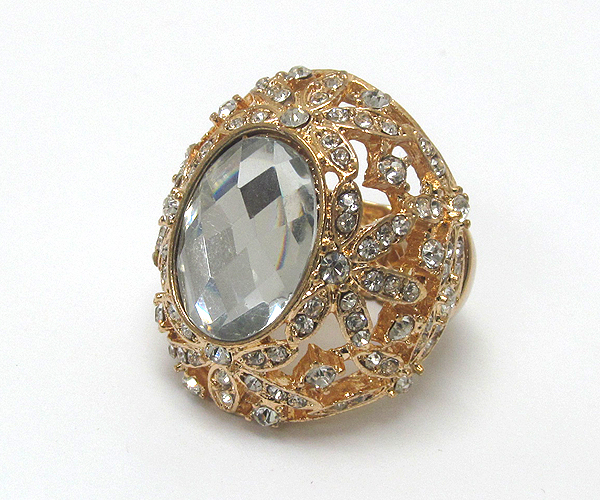 Oval crystal glass on center with crystal flower pattern stretch ring