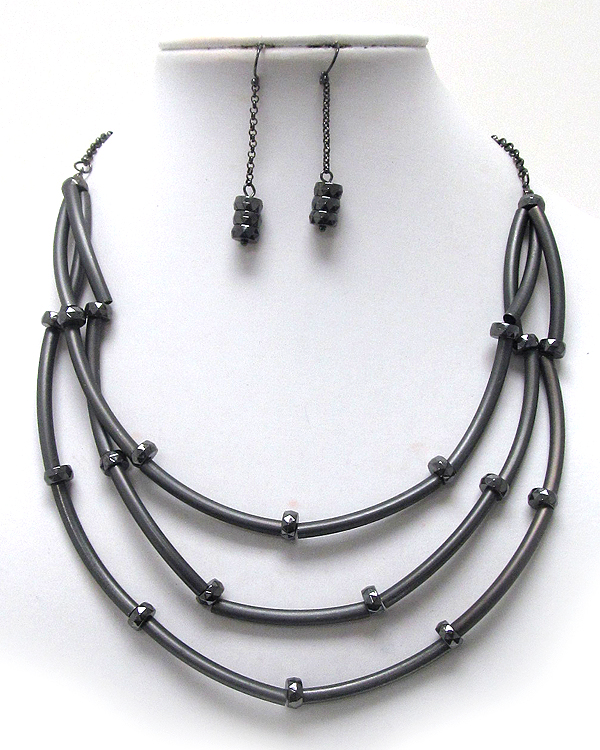 Multi hammered rings and metal tubs three layer necklace earring set