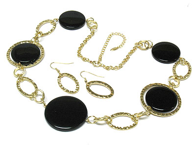 Acrylic disk and metal chain link necklace set