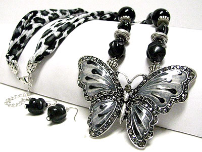 Crystal and epoxy large butterfly pendant animal pattern necklace set