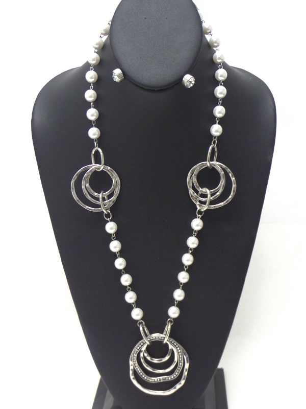 Pearls with metal linked cricles necklace set 